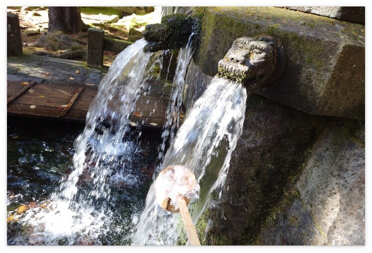 ダイナミックな岩木山神社の手水