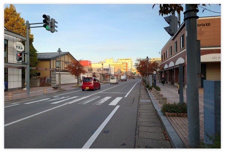 早朝の弘前市土手町