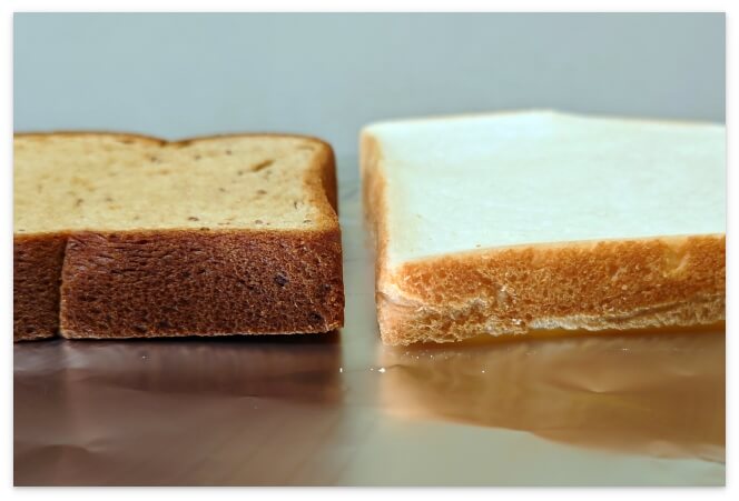 ベースブレッドのミニ食パンと通常の食パンの厚さを比較