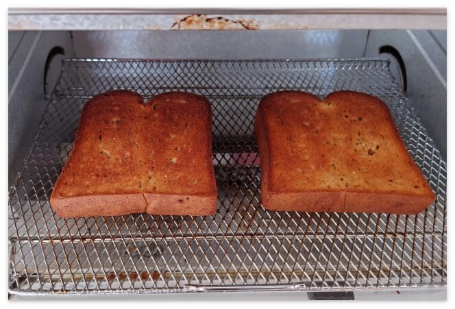 トースターで焼いたベースブレッドのミニ食パン