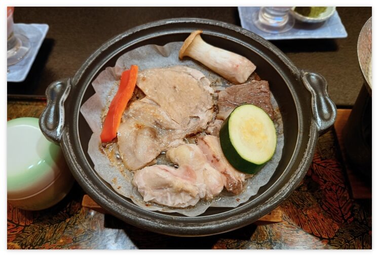 牛豚鶏、３種お肉の陶板焼き