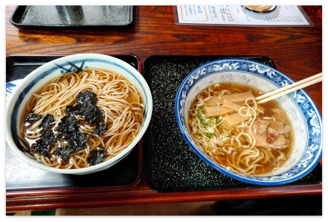 三忠食堂 塩分町分店のかけそばとミニ中華そば