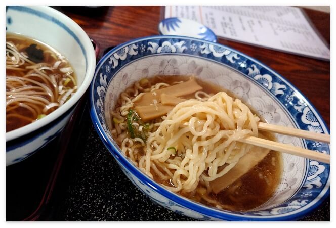 ミニ中華そばはちぢれ細麺でツルツル