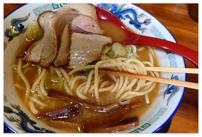 長尾中華そばの中太麺