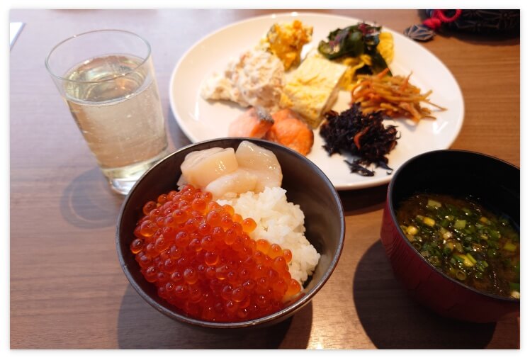 イクラごはんとシャンパン