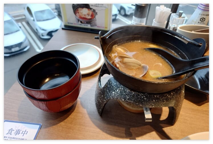 鍋でグツグツのあさりの味噌汁