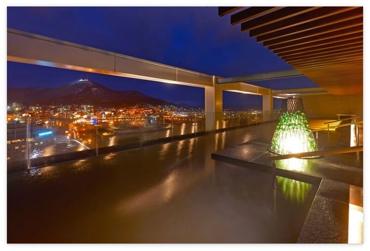 センチュリーマリーナ函館の屋上にある温泉露天風呂（夜）