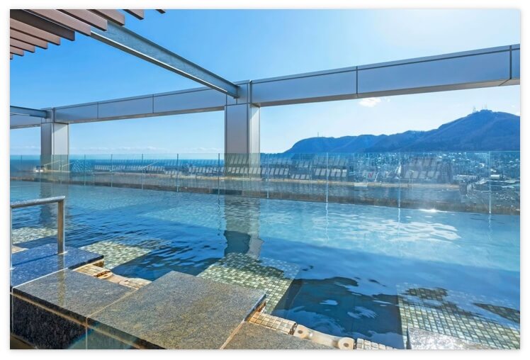 センチュリーマリーナ函館の屋上にある温泉露天風呂（昼）