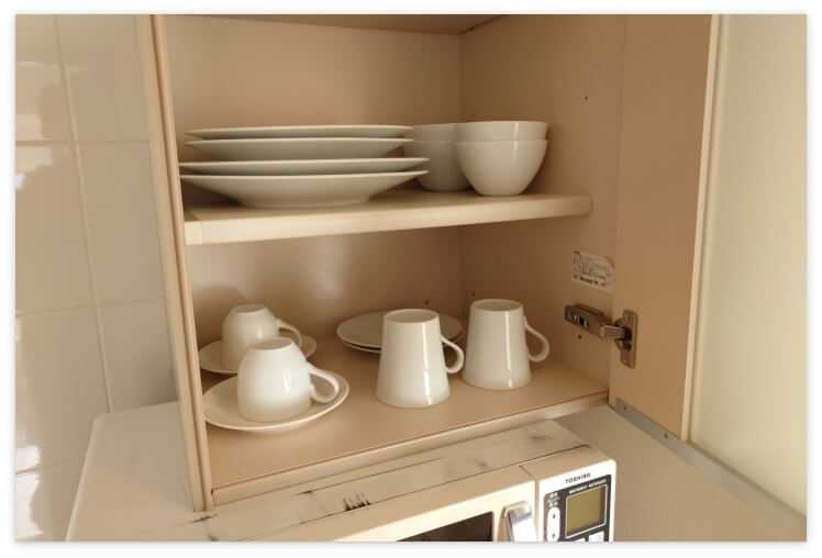 食器棚のカップやお皿
