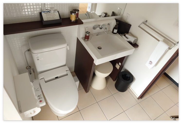 トイレと洗面所（男爵倶楽部）