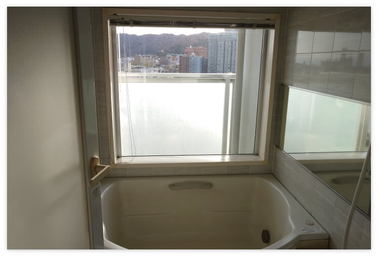 浴室の窓からは函館山が見える