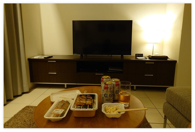 男爵倶楽部の部屋で食べるやきとり弁当