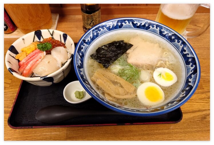 男爵倶楽部宿泊者限定メニューのラーメン＆ミニ海鮮丼セット
