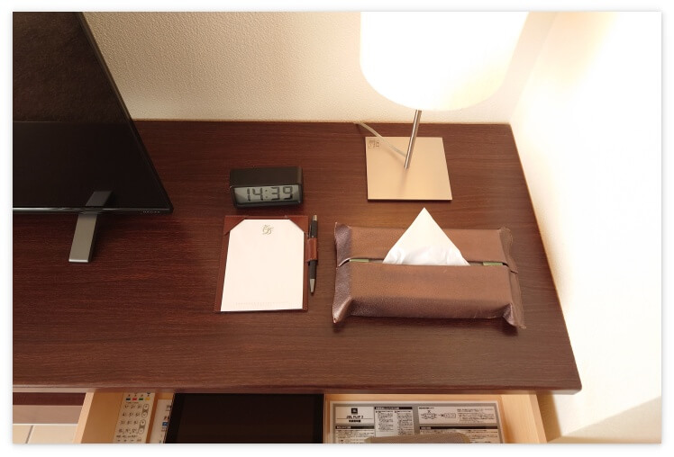 メモ帳、時計、ティッシュケース