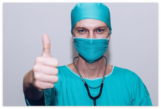 「いいね!」をするお医者さん