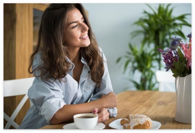 パンを食べる女性