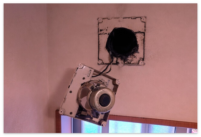 換気扇(パイプファン)を外したところ