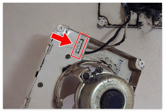 パイプファンからコードを抜くにはマイナスドライバーを使用する